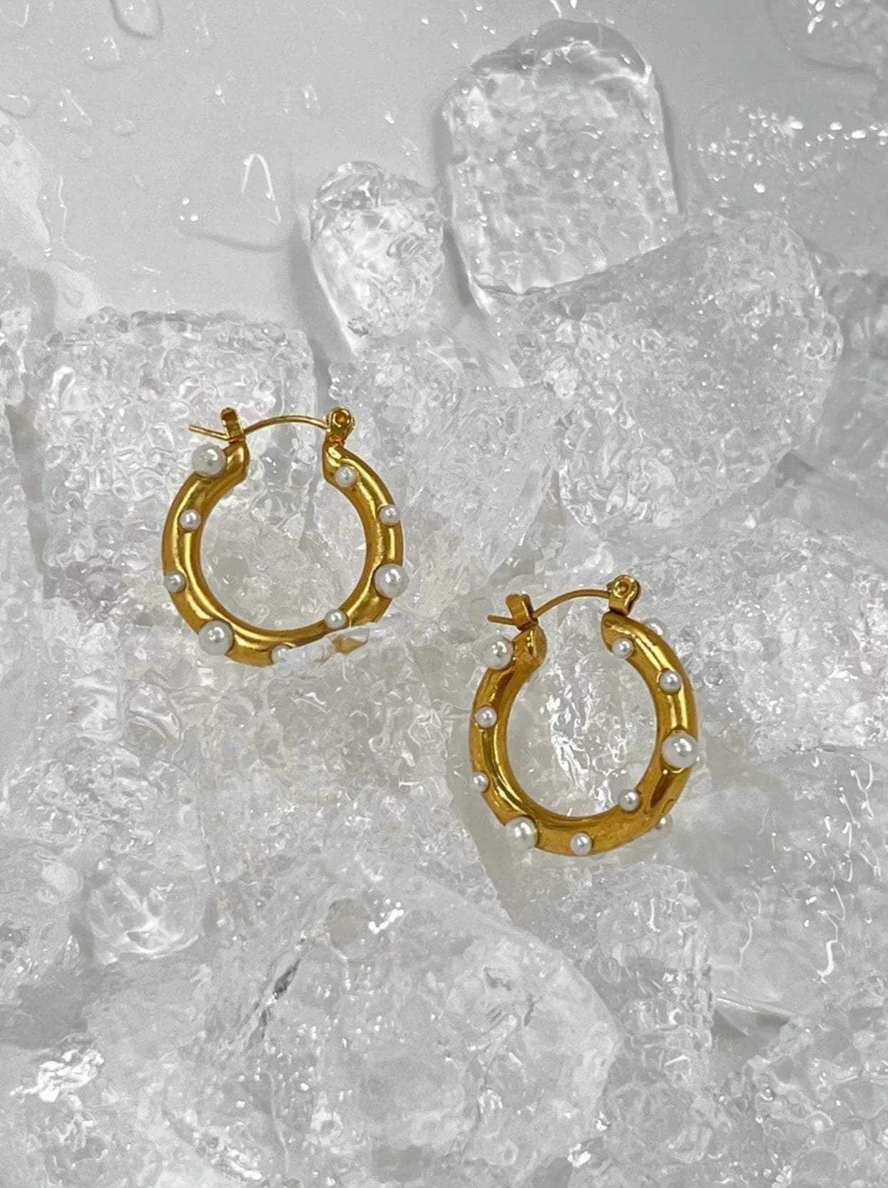 Ellie Vail earrings Nicoletta Pearl Hoop // EARRING